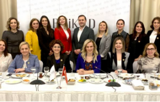 Başarılı kadınlar ödüllerini alıyor