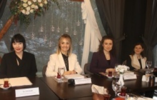 “iş hayatında kadın olmak erkeklere göre daha zor”